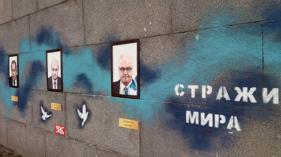 Художники создали «Галерею стражей мира» прямо на набережной