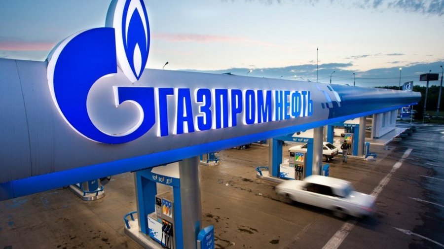 На АЗС «Газпромнефть» водителей, развозящих петербуржцев по домам, заправляют бесплатно