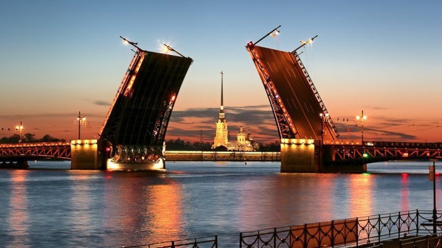 Мосты в Петербурге будут разводить раньше времени для водных экскурсий