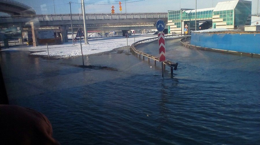 Огромное озеро образовалось вместо дороги в аэропорт Пулково