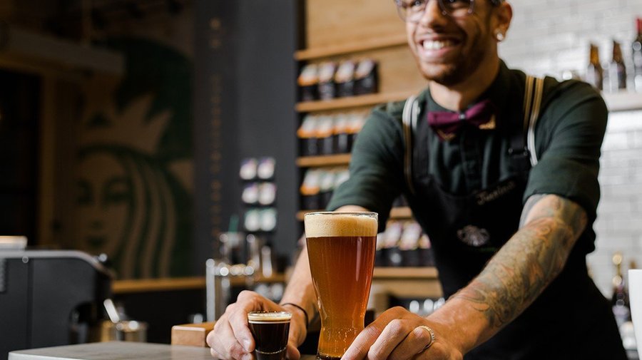 В российских кофейнях Starbucks начнут продавать кофе с пивом
