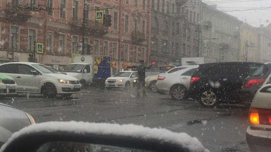 Петербуржец заменил собой сломанный светофор на Невском проспекте