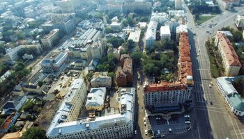 Прогулка недалеко от станции метро «Полянка»