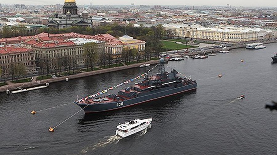 На Неве встали девять кораблей ВМФ РФ, которые примут участие в параде Победы 