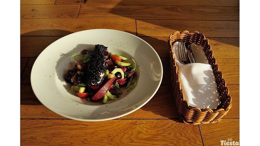 Ломтики груши с кусочками лосося в «Парусах»