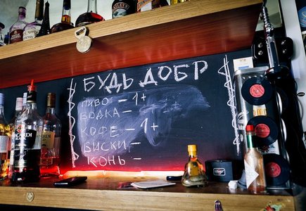 «Подвешенные» напитки в баре 