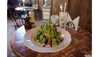 Салат с лососем и клубникой в Coffee Room