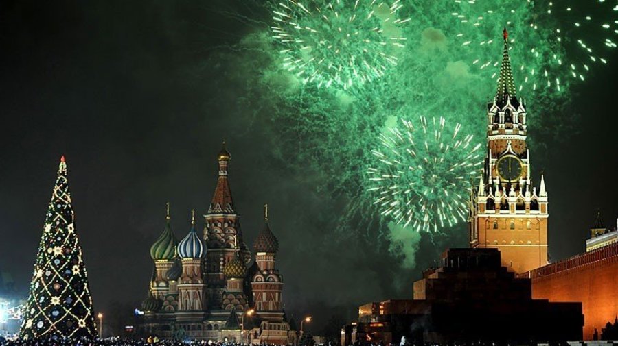 Москвичи в новогоднюю ночь смогут увидеть салют во всех парках города