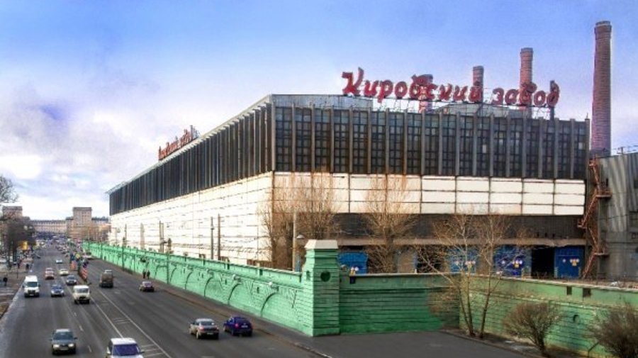 Вдруг оказалось, что вывеска Кировского завода нелегальная и её необходимо срочно снести 