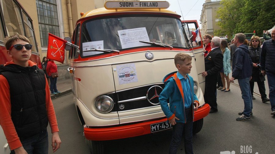 Фото дня: больше ста ретроавтомобилей показали на Инженерной улице