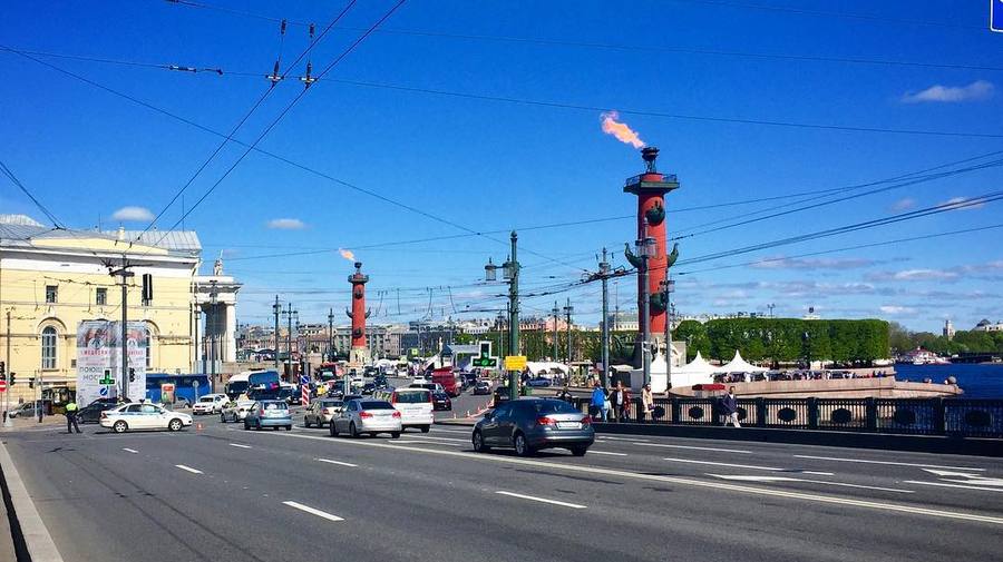 В честь дня рождения Петербурга зажгли Ростральные колонны