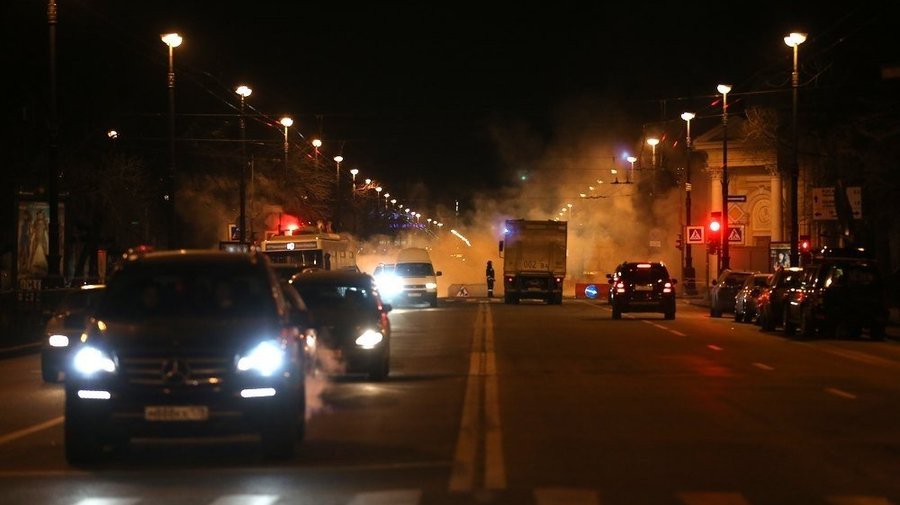 На Васильевском острове прорвало трубу. Большой проспект полностью перекрыт.