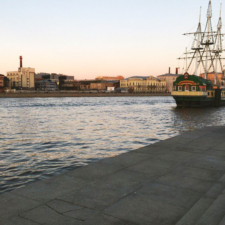 Спуск на Петроградской набережной