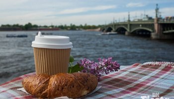 Набережные и спуски у воды, где можно устроить пикник