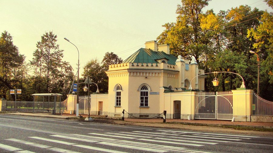Готическая караулка («Дом со львами»)