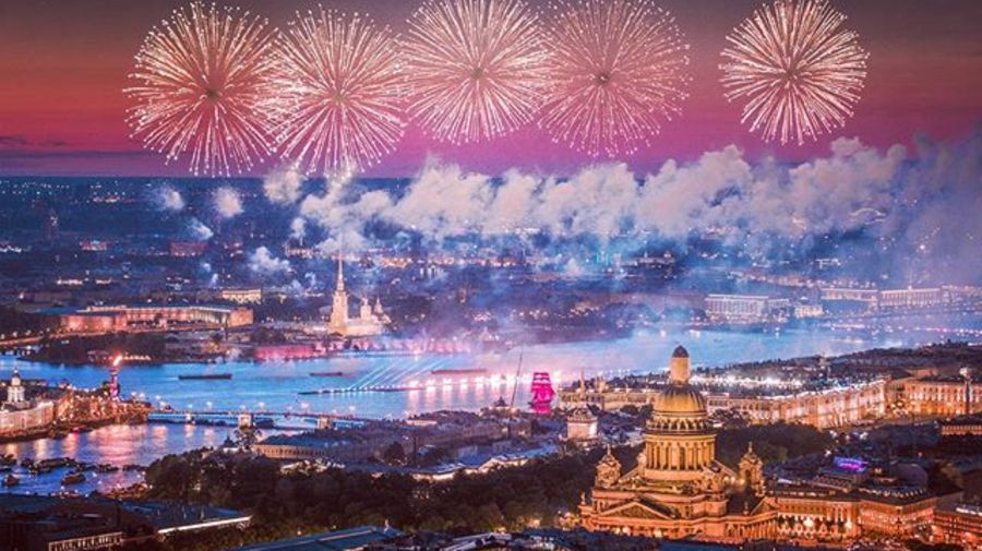 Фоторепортаж: тысячи выпускников простились со школой на «Алых парусах»