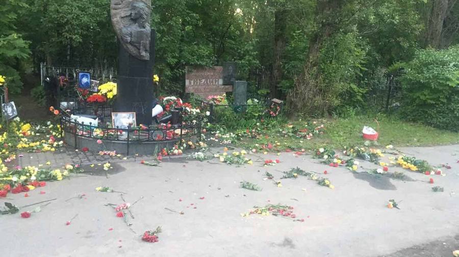 Вандалы разгромили могилу Виктора Цоя в Петербурге 
