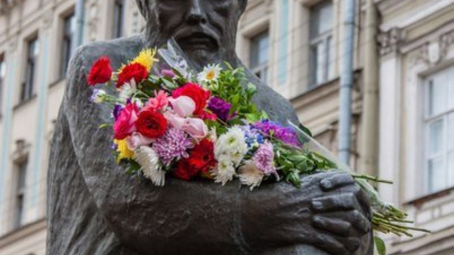 Возложение цветов к памятнику Достоевскому