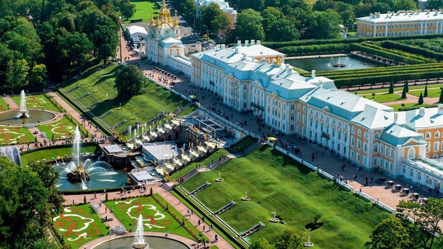 В Нижнем парке Петергофа запустили детективные экскурсии