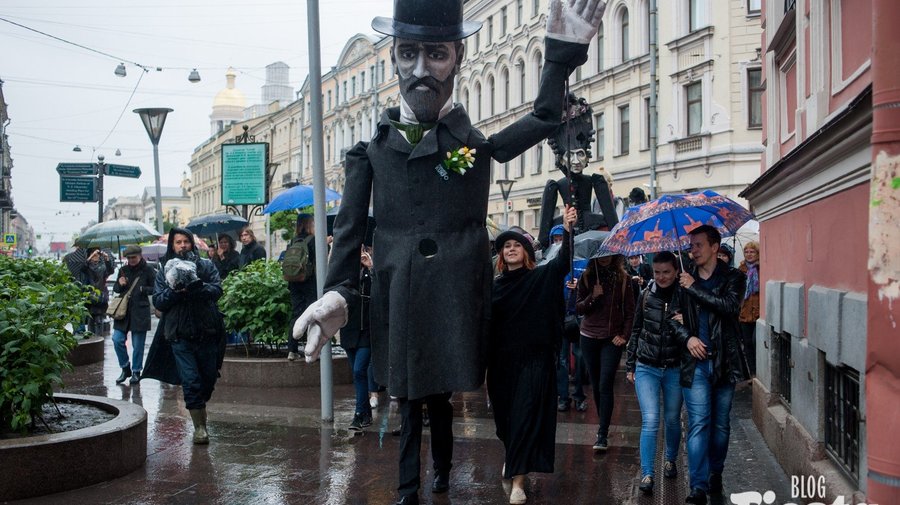 Фото дня: День Достоевского в Петербурге отпраздновали карнавальным шествием