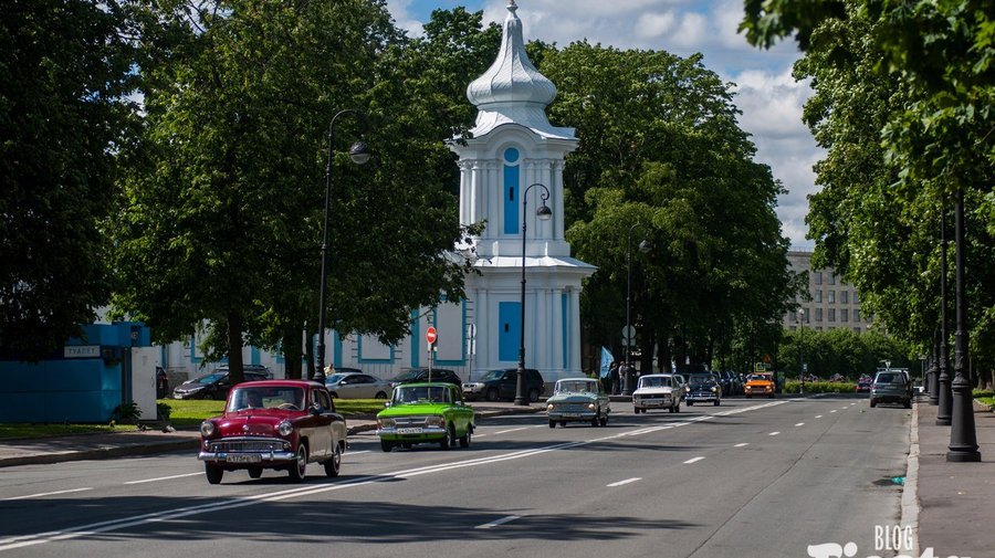 Владельцы «Москвичей» устроили ретропробег в Петербурге 