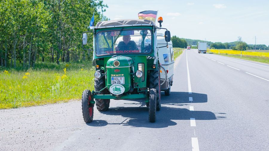 Пенсионер из Германии едет в Петербург на старинном тракторе