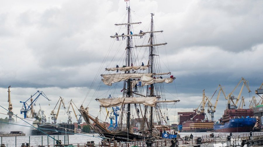 50-метровый парусник Roald Amundsen прибыл в Петербург 