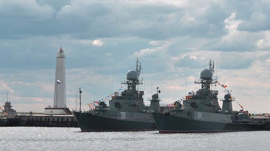 15 боевых кораблей ВМФ прибыли в Кронштадт для участия в параде