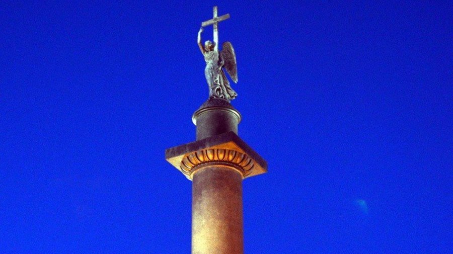 Ангела на Александровской колонне подсветили красивой художественной подсветкой