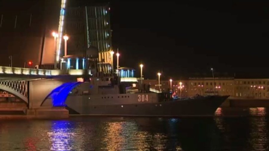 Военные корабли будут репетировать парад ко Дню ВМФ под разведёнными мостами